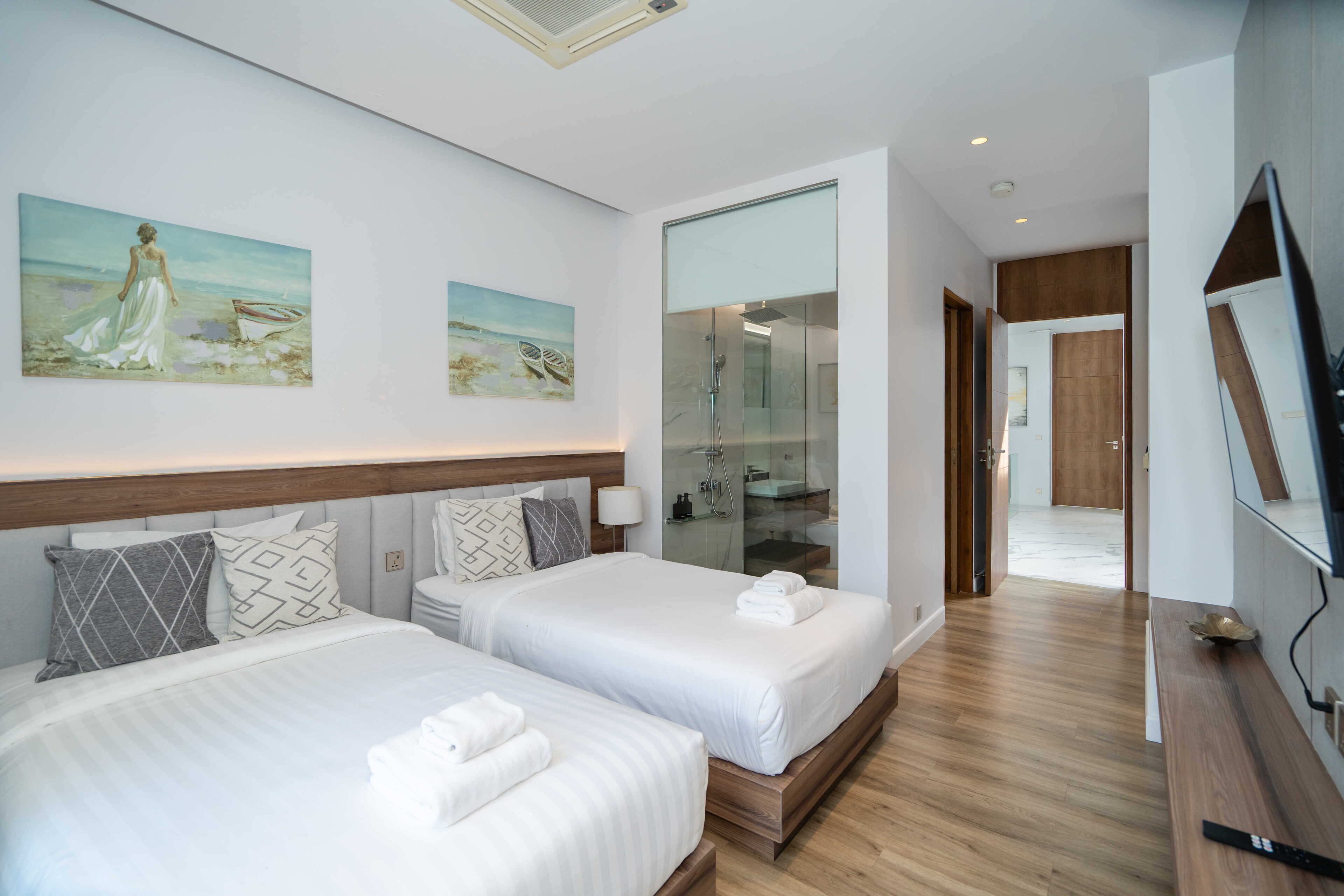 Familievilla, sjøutsikt | Safe på rommet, skrivebord og skrivebord for bærbar PC