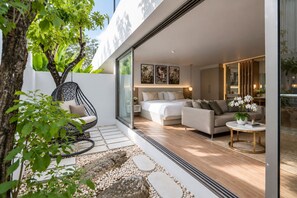 A modern bedroom with a large bed, a sofa, and a coffee table. - Sea Theatre Kata-Villa Privé, Villa Alté, Villa Maré-Seaview, Maid, Gym, Kata (Karon)
