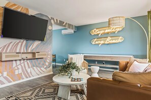 Living area - Vibrant 2-bedroom guest house with AC in Long Beach near Retro Row (Long Beach)