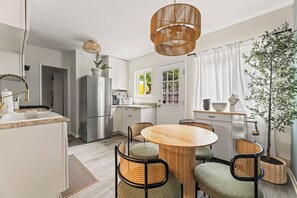 Private kitchen - Vibrant 2-bedroom guest house with AC in Long Beach near Retro Row (Long Beach)