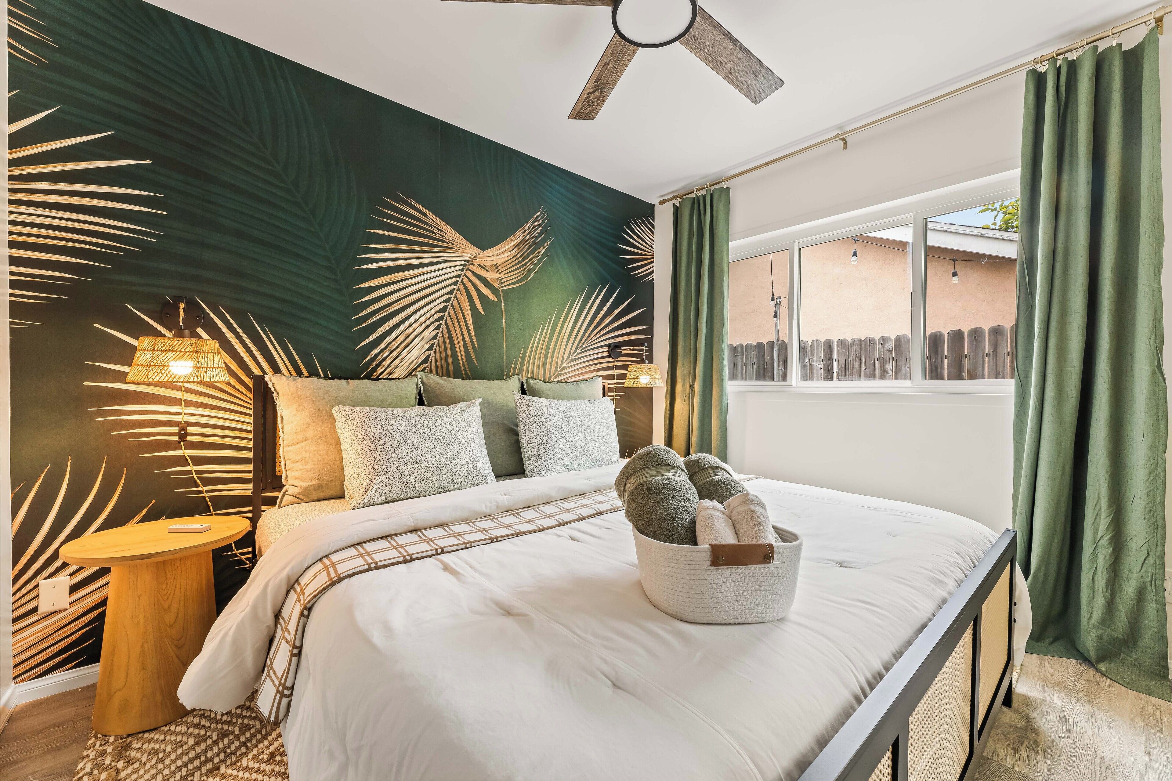 Tabla de planchar con plancha, internet y ropa de cama 