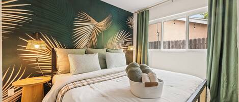 Tabla de planchar con plancha, internet y ropa de cama