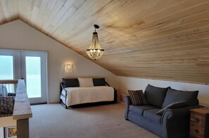 Smart TV, lareira, livros