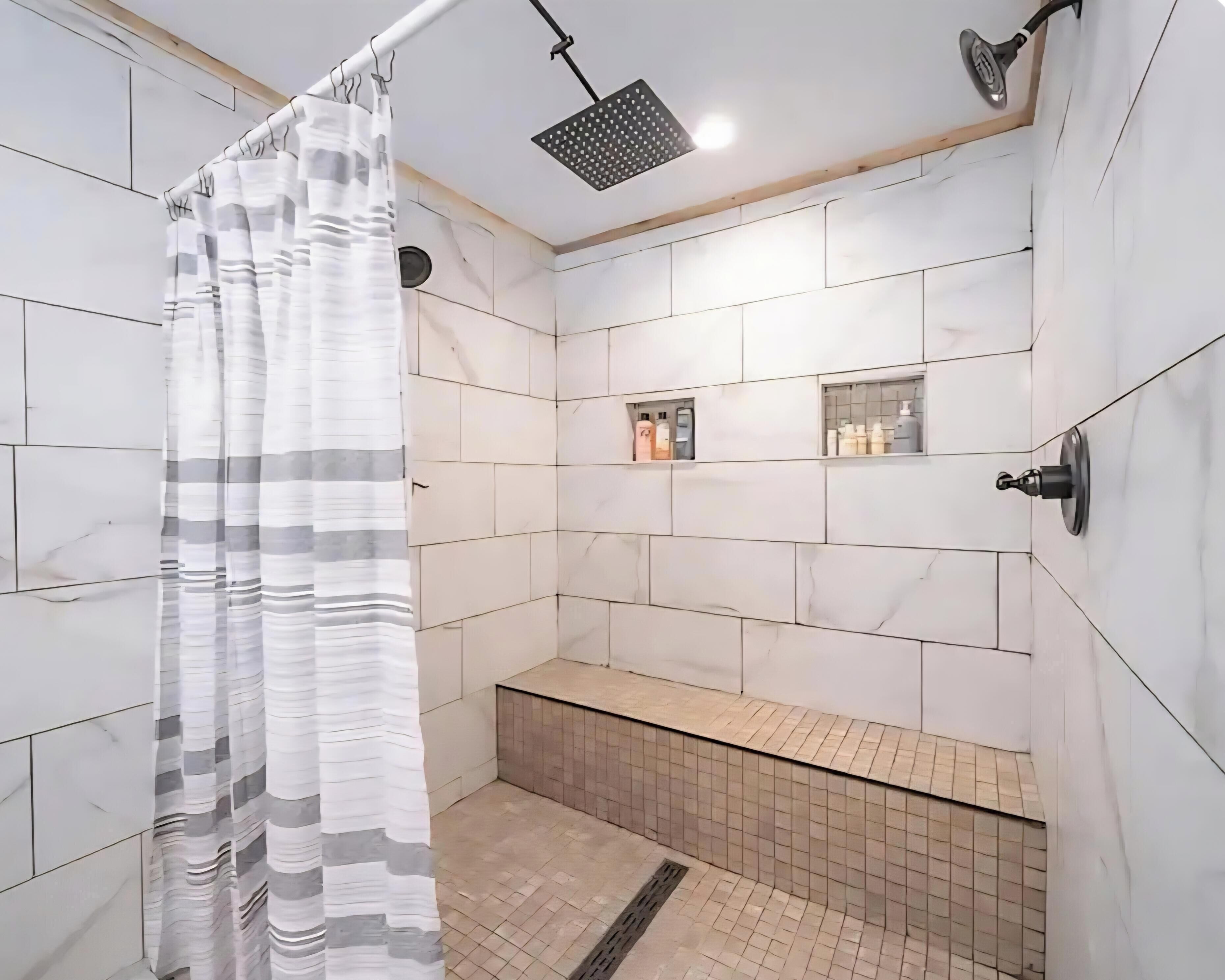 Regadera, tina de hidromasaje, secadora de cabello, toallas 