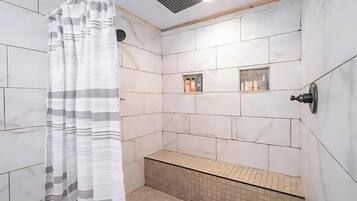 Regadera, tina de hidromasaje, secadora de cabello, toallas