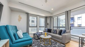 TV, offices - Cozy 2-Bed Downtown Retreat (Auckland)