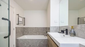 Shower, hair dryer, towels, shampoo - Cozy 2-Bed Downtown Retreat (Auckland)