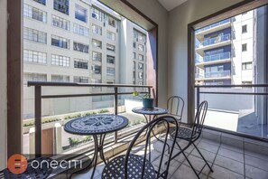 Outdoor dining - Cozy 2-Bed Downtown Retreat (Auckland)