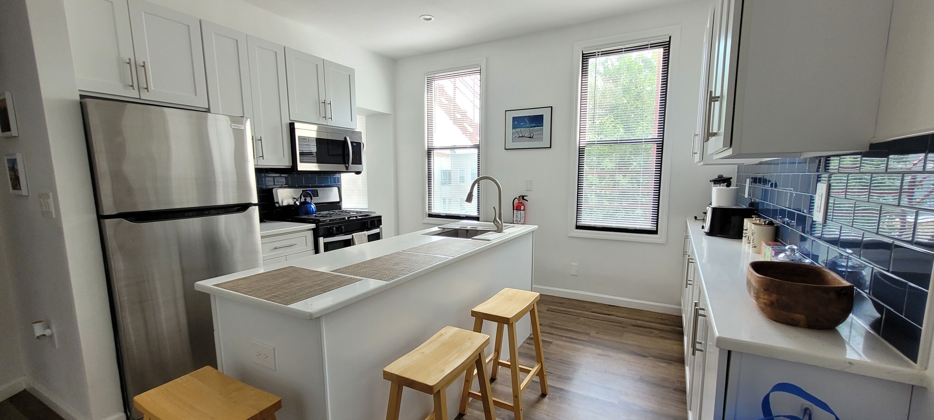 Een microgolfoven, een oven, een kookplaat, een vaatwasser