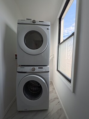 Interior - Duplex 15 mins from Time Square! (West New York)