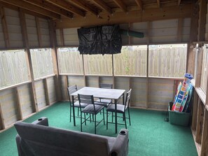 Outdoor dining - Close to beaches - off beach affordability. 2 bedroom 2 bath centrally located. (Fort Walton Beach)