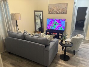 Smart TV, books - Close to beaches - off beach affordability. 2 bedroom 2 bath centrally located. (Fort Walton Beach)