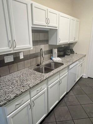 Fridge, microwave, oven, stovetop - Close to beaches - off beach affordability. 2 bedroom 2 bath centrally located. (Fort Walton Beach)