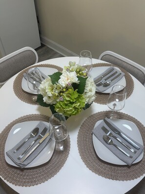 Dining - Close to beaches - off beach affordability. 2 bedroom 2 bath centrally located. (Fort Walton Beach)