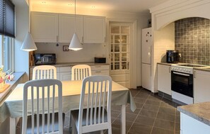 Fridge, stovetop, dishwasher, coffee/tea maker - Nice home in Ansager with WiFi (Ansager)