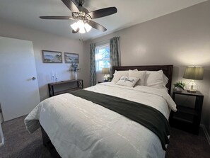 Tabla de planchar con plancha, cuna de viaje, wifi y ropa de cama 