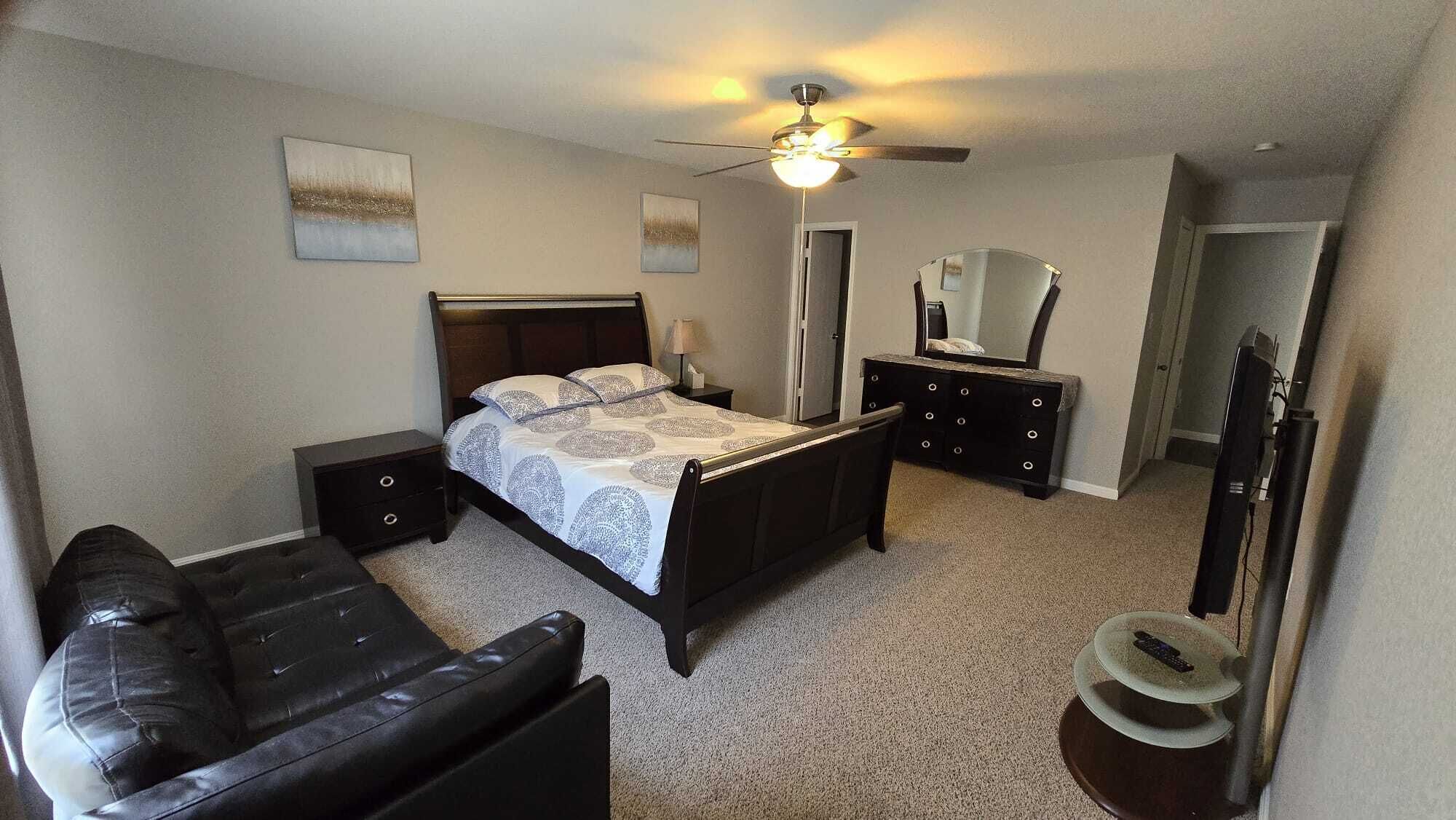 4 bedrooms, iron/ironing board, WiFi, bed sheets