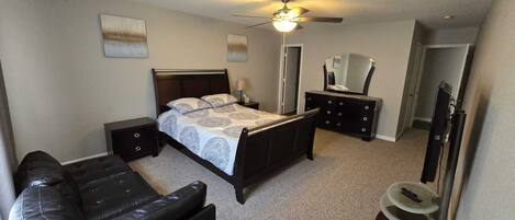 4 bedrooms, iron/ironing board, WiFi, bed sheets