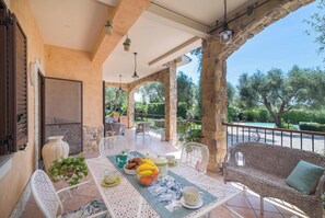 Outdoor dining - Dimora Patrizia, Alghero, Italy (Alghero)