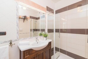 Shower, bidet, towels - Dimora Patrizia, Alghero, Italy (Alghero)