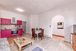 A modern apartment with a kitchen, dining area, and living room. - Pool Apt 3 - Novi Vinodolski (Ground), Novi Vinodolski, Croatia (Novi Vinodolski)