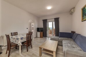 TV - Pool Apt 3 - Novi Vinodolski (Ground), Novi Vinodolski, Croatia (Novi Vinodolski)