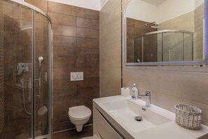 Een douche, een haardroger, handdoeken