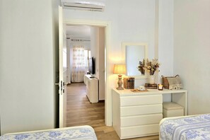 Tabla de planchar con plancha, wifi gratis y ropa de cama 