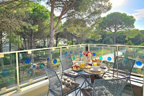 Outdoor dining - Perla Holiday Homes 145, Lalzit Bay, Albania (Lalzit Bay)