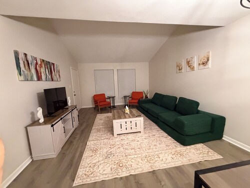 Beautiful 2b2b, hosts 6,  near Six Flags & Akshardham Temple in East Windsor!