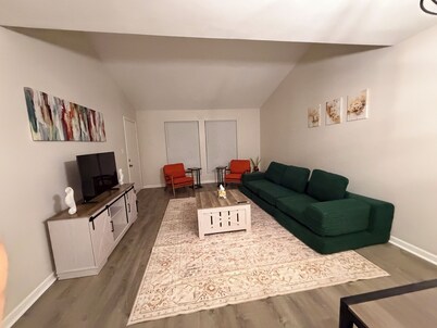 Beautiful 2b2b, hosts 6,  near Six Flags & Akshardham Temple in East Windsor!