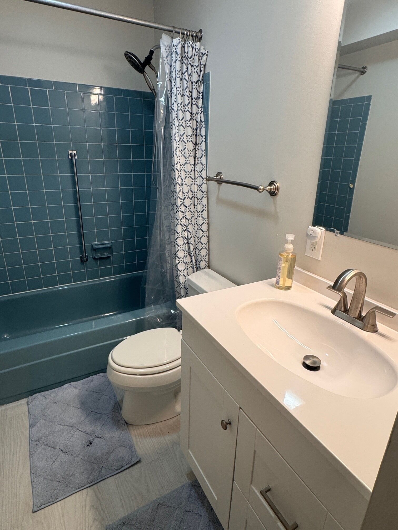 Chuveiro, toalhas de banho, sabonete, papel higiênico