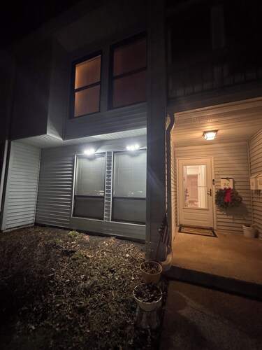 Beautiful 2b2b, hosts 6,  near Six Flags & Akshardham Temple in East Windsor!