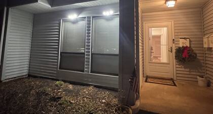 Beautiful 2b2b, hosts 6, near Six Flags & Akshardham Temple in East Windsor!