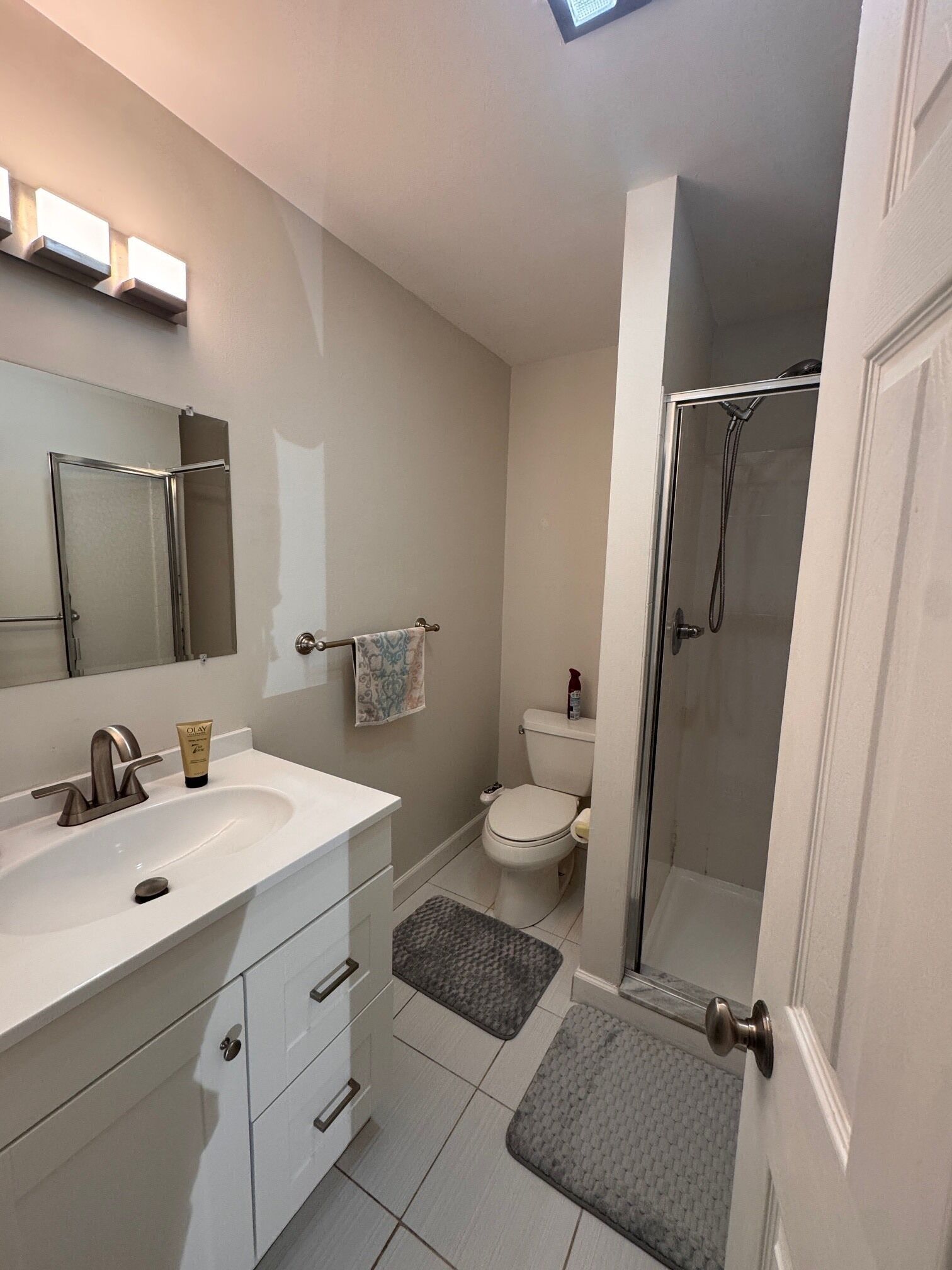 Chuveiro, toalhas de banho, sabonete, papel higiênico