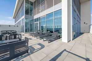 Outdoor dining - Executive King bed Suite free wifi parking (Edmonton)