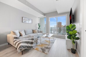 Living area - Executive King bed Suite free wifi parking (Edmonton)