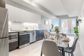 Private kitchen - Executive King bed Suite free wifi parking (Edmonton)