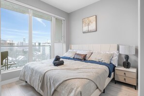 Tabla de planchar con plancha, wifi y ropa de cama 