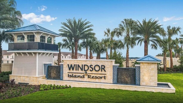 Señal del Resort Windsor Island, con una estructura tipo torre y palmeras al fondo.