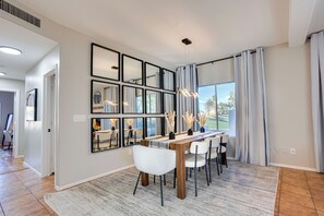 Interior - 73rd Glendale (Glendale)