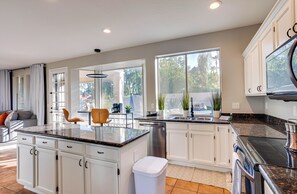 Interior - 73rd Glendale (Glendale)