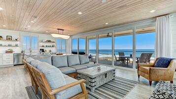 House (6 Bedrooms) | Living area | TV, fireplace