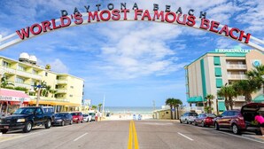 Een straatbeeld van Daytona Beach, met een bord waarop staat: "Daytona Beach Wereldberoemdste Strand".