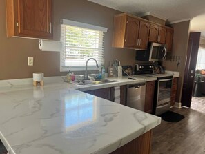 Private kitchen - Hayne Hallow, Entire home in Castle Hayne, North Carolina (Castle Hayne)
