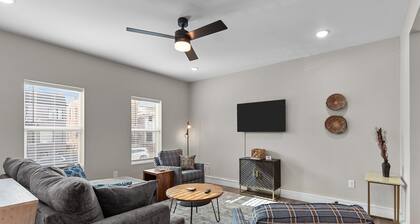 3325: Bright Urban Comfort by JZ Vacation Rentals