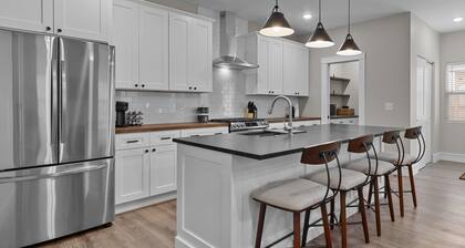 3325: Bright Urban Comfort by JZ Vacation Rentals