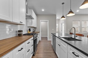 Interior - 3325: Bright Urban Comfort by JZ Vacation Rentals (St. Louis)