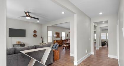 3325: Bright Urban Comfort by JZ Vacation Rentals