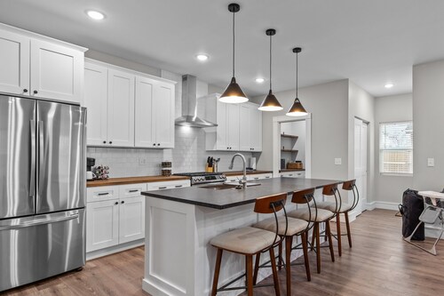 3323: Uptown Elegant Escape by JZ Vacation Rentals